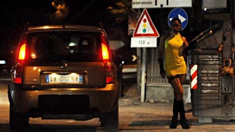 Il night nascondeva un ‘giro’ di prostituzione: tre arrestati